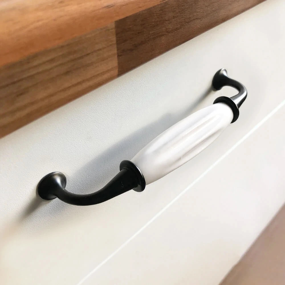 DOJA Barcelona | vintage handgrepen | 2 Antieke Handgrepen Landelijk Motief | 106 * 26 * 19mm | Zink-Aluminium en Porselein | Handvat voor keukenhandgrepen, kasthandgrepen, ladehandvatten DOJA Barcelona | vintage handgrepen | 2 Antieke Handgrepen Landelijk Motief | 106 * 26 * 19mm | Zink-Aluminium en Porselein | Handvat voor keukenhandgrepen, kasthandgrepen, ladehandvatten