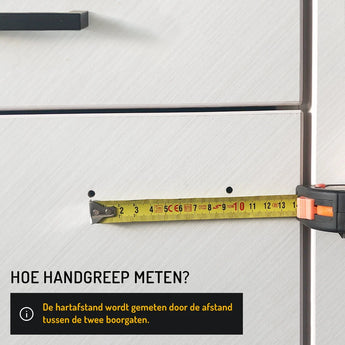 Een meetlint controleert de afstand tussen gaten op een ladefront voor Tomasso White handgrepen van yessential.nl. Nederlandse instructies laten zien hoe je de afstand meet voor witte leren handgrepen.
