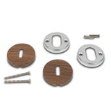 Vier metalen schroeven, twee roestvrijstalen deurklinkrozetten met sleutelgaten en twee ronde "Rosettes Walnut" van yessential.nl zijn gerangschikt op een witte achtergrond.