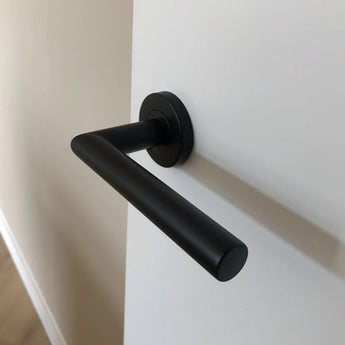 Deurbeslag set met slot, sleutelrozet en deurklink Modern geveerd zwart Deurbeslag set met slot, sleutelrozet en deurklink Modern geveerd zwart