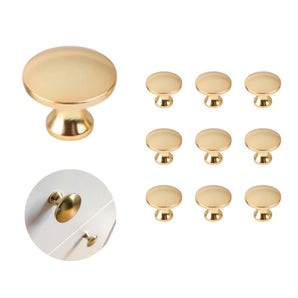 Tien identieke Antoni matgouden kastknoppen staan in rijen op een witte achtergrond, met een inzet van een knop op een witte lade.