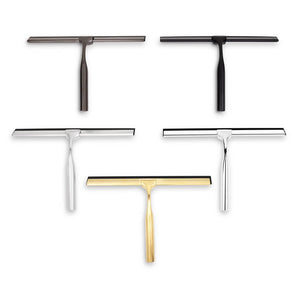 Vijf Zamoro Gunmetal douche wissers van yessential.nl staan in twee rijen op een witte achtergrond, gemaakt van roestvrij staal en getoond in de afwerkingen zwart, brons, zilver, chroom en goud.