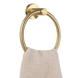 De Elarbo Gold handdoekring van yessential.nl is aan de muur bevestigd en houdt een getextureerde, gebroken witte handdoek als stijlvolle badkamer accessoire.