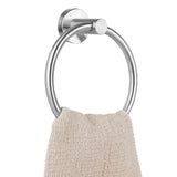 De Elarbo RVS handdoekring van yessential.nl, in zilver, wordt aan de muur bevestigd en toont een gevouwen handdoek met beige structuur - een elegante badkameraccessoire voor moderne ruimtes.