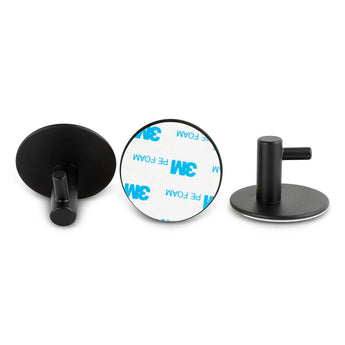 Drie ronde zwarte Delo Black WC Set (no-drill) wandhaken van yessential.nl zijn afgebeeld-twee met haken naar buiten, een met zelfklevende pad. Deze matzwarte WC-accessoires zijn zonder boren te bevestigen-perfect voor elke toiletaccessoireset zwart.