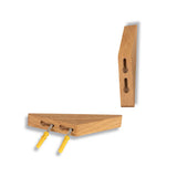 Twee houten driehoekige Fabio Oak beugels van yessential.nl worden getoond - de ene plat met schroeven en gele muurpluggen, de andere rechtop zodat de gaten met sleuven zichtbaar zijn. Dit minimalistische ontwerp voegt een strakke, moderne touch toe aan elke entree.
