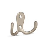 De Pagano Taupe van yessential.nl is een kapstokhaak van geborsteld metaal met twee gebogen tanden en twee schroefgaten voor bevestiging, afgebeeld tegen een witte achtergrond.