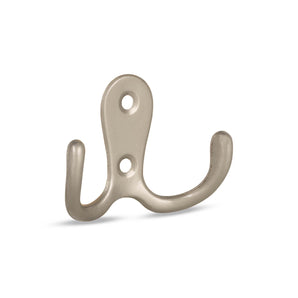 De Pagano Taupe van yessential.nl is een kapstokhaak van geborsteld metaal met twee gebogen tanden en twee schroefgaten voor bevestiging, afgebeeld tegen een witte achtergrond.