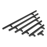 Vijf Remo Black metalen T-bar kastgrepen van yessential.nl, in verschillende lengtes, zijn diagonaal weergegeven op een witte achtergrond, om de moderne maatopties voor keukenkast handgrepen te benadrukken.