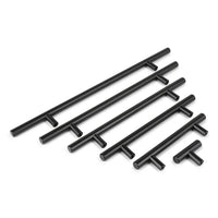 Vijf Remo Black metalen T-bar kastgrepen van yessential.nl, in verschillende lengtes, zijn diagonaal weergegeven op een witte achtergrond, om de moderne maatopties voor keukenkast handgrepen te benadrukken.