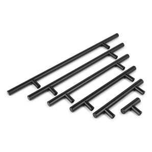 Vijf Remo Black metalen T-bar kastgrepen van yessential.nl, in verschillende lengtes, zijn diagonaal weergegeven op een witte achtergrond, om de moderne maatopties voor keukenkast handgrepen te benadrukken.