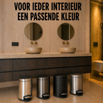 Vier prullenbakken in zwart, gunmetal, rvs en chroom in een badkamer
