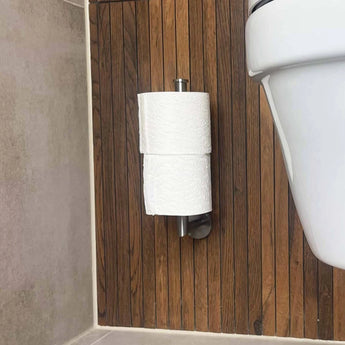 De Santino RVS WC Set van yessential.nl biedt een slanke, aan de muur gemonteerde houder voor twee toiletrollen - perfect voor je badkamer met houten panelen en een stijlvolle upgrade voor je RVS badkameraccessoires.