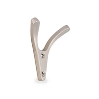 De Vilano Taupe wandhaak van yessential.nl heeft een geborstelde metalen V-vorm met twee gebogen tanden en bevestigingsschroefgaten, geïsoleerd afgebeeld op een witte achtergrond.