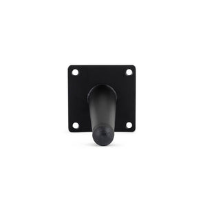 De Pato Black 15cm van yessential.nl is een zwart metalen muurbeugel met een platte vierkante basis en een uitstekende cilindrische pin, gezien vanaf de voorkant. De bodemplaat heeft vier zichtbare schroefgaten, vergelijkbaar met stalen meubelpootjes.