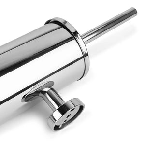 Close-up van de Sandro Chroom WC-set van yessential.nl, een cilindrische roestvrijstalen toiletborstelgarnituur met een ronde deksel, handgreep bovenop en knop aan de zijkant - een elegante touch voor elke toilet- of badkameraccessoirecollectie.