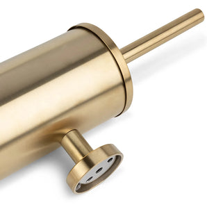 Een close-up van de Cosimo Gold WC set van yessential.nl, met een metallic gouden cilindrische toiletborstelhouder met ronde handgreep, onderdeel van een luxe goudkleurige badkameraccessoires set, getoond tegen een witte achtergrond.