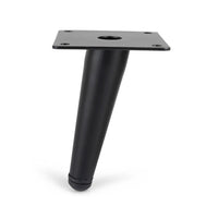 De Pato Black 12cm meubelpoot van yessential.nl heeft een licht taps toelopend, cilindervormig zwart metalen ontwerp met een vierkante montageplaat, die moderne zwarte stalen meubelpootjes voorstelt tegen een effen witte achtergrond.