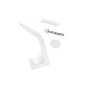 De Huso White kapstokhaak van yessential.nl bevat een bevestigingsschroef, muurplug en een kleine witte hoes, allemaal netjes gepresenteerd op een effen witte achtergrond.