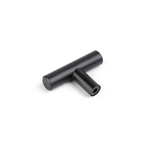 De Remo Black Knob van yessential.nl is een T-vormige zwarte metalen handgreep met een zeshoekig schroefgat, afgebeeld op een witte achtergrond. Ideaal als matzwart accent voor moderne kasten of lades.