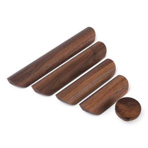Vier Lucasso Walnut houten handgrepen in diverse lengtes en een ronde walnootknop van yessential.nl zijn stijlvol gepresenteerd op een witte achtergrond, perfect voor een natuurlijke interieurstijl.