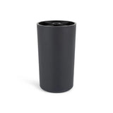 De Sicco Black 10cm van yessential.nl is een zwarte cilindrische beker met een matte afwerking en een rand met een kruispatroon. De beker staat rechtop op een witte achtergrond en weerspiegelt de strakke stijl van zwarte ronde meubelpootjes.