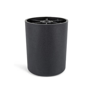 De Sicco Black 7cm van yessential.nl is een zwarte, cilindervormige plastic bloempot met een open bovenkant, afgebeeld op een witte achtergrond. De zichtbare binnenrand en drainagestructuur lijken op ronde meubelpootjes of stoere meubelpootjes zwart.