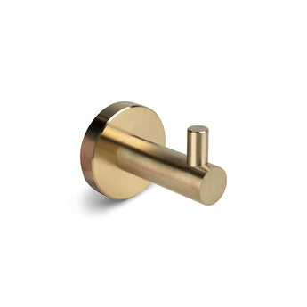 De Justo Gold Hook van yessential.nl is een goudkleurige metalen wandhaak met een ronde basis en cilindrische pin, die een elegante touch toevoegt, weergegeven op een effen witte achtergrond.